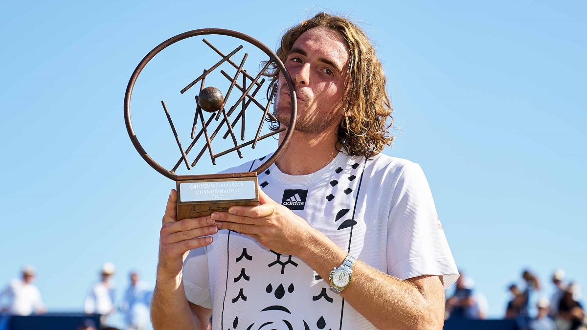 tsitsipas-mallorca-2022-saturday-trophy.jpg